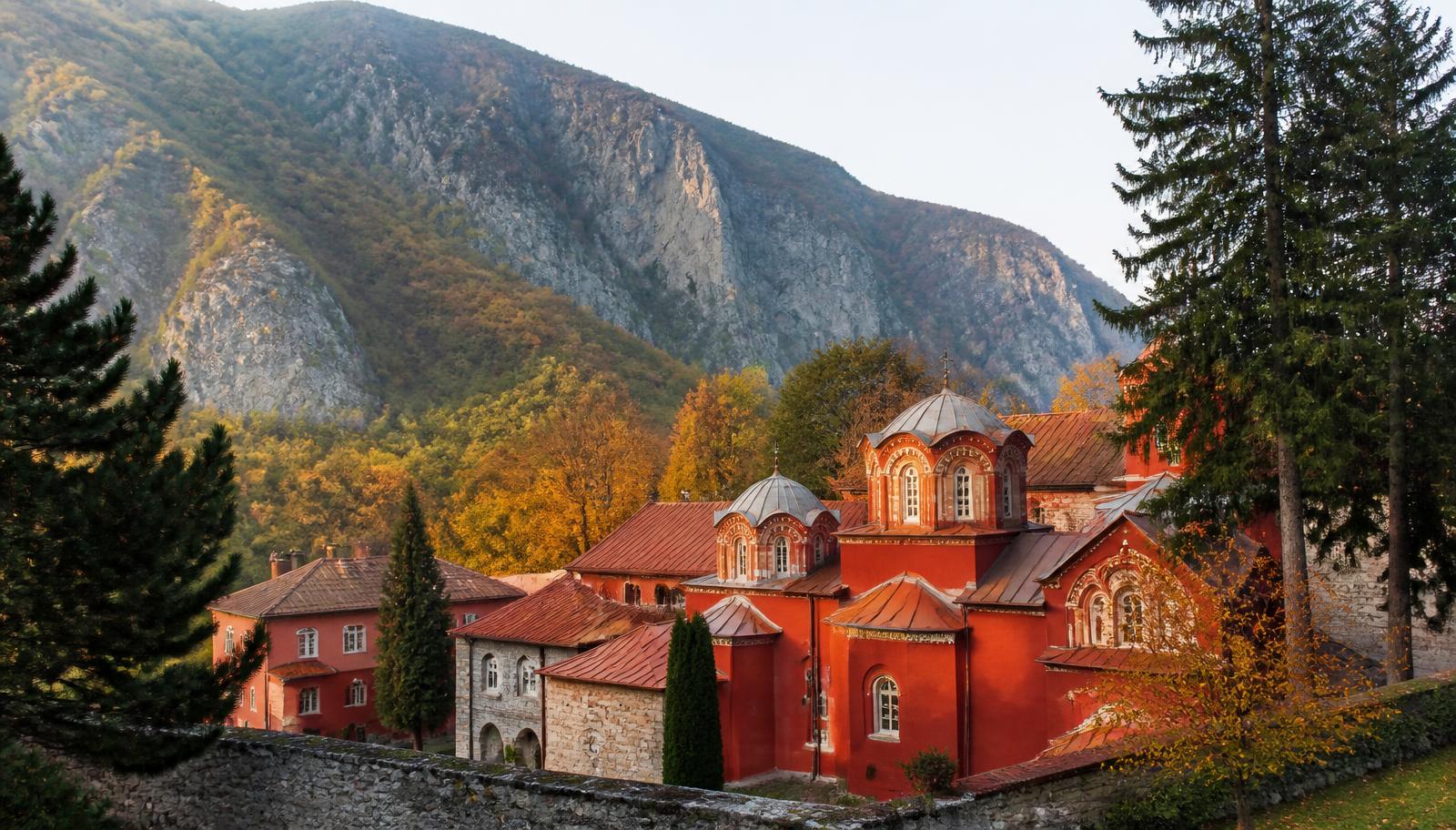 Пећка патријаршија у јесен, седиште Српске православне цркве
