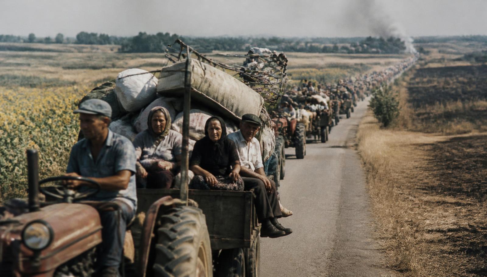 Избегличка колона тракторима и запрегама на путу из Крајине, август 1995.