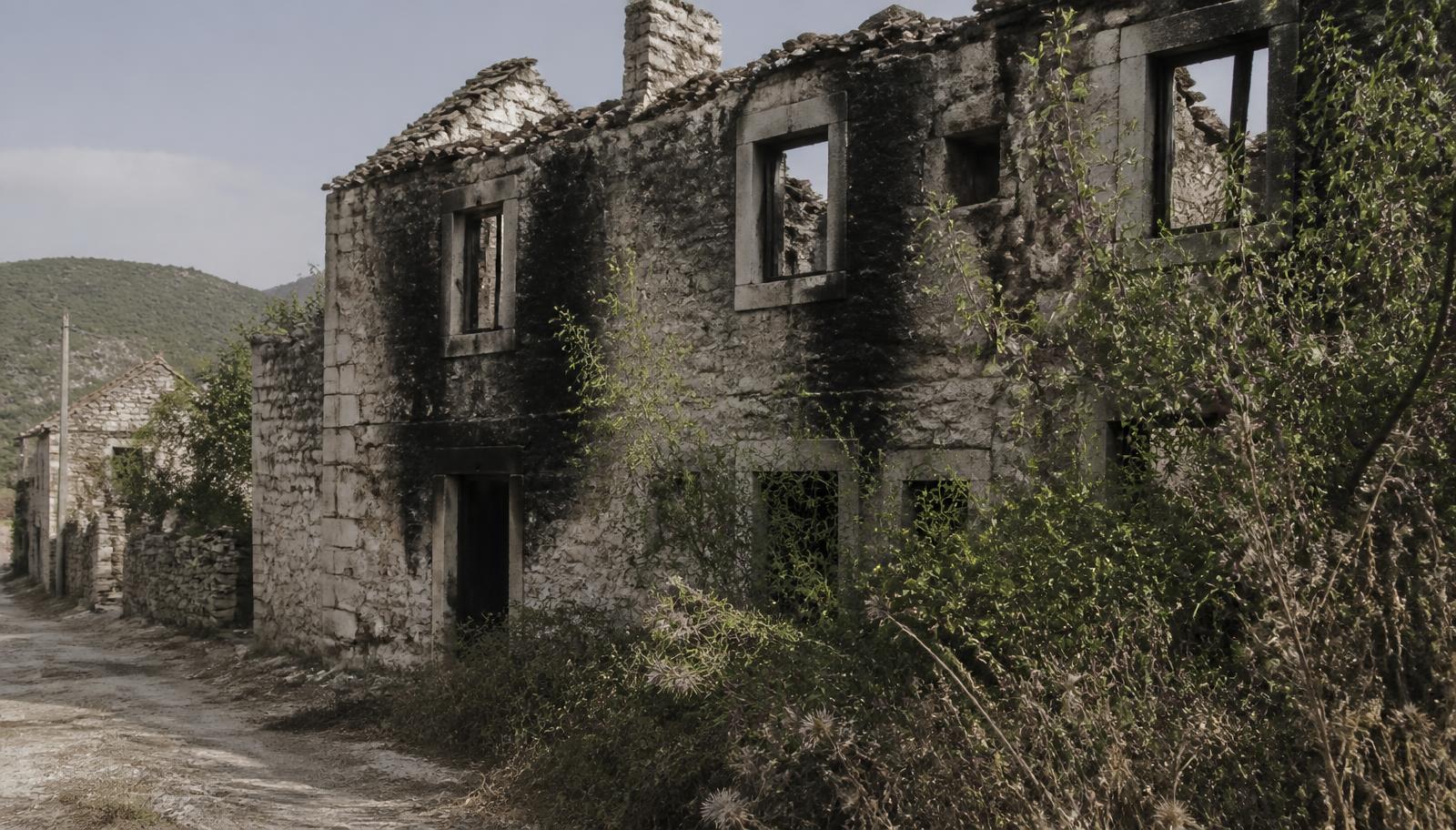 Напуштено и спаљено крајишко село после августа 1995.